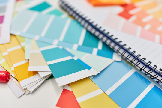 Farbenproben und Farbpalette als Materialien