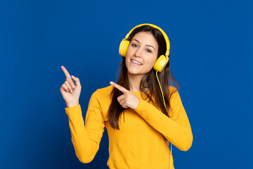 Brunette girl wearing a yellow T-shirt