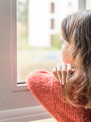 Enfant confiné regardant à la fenêtre