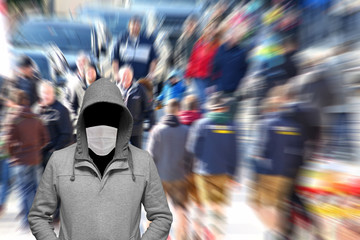 Mann mit Mundschutz steht in der Menschenmenge