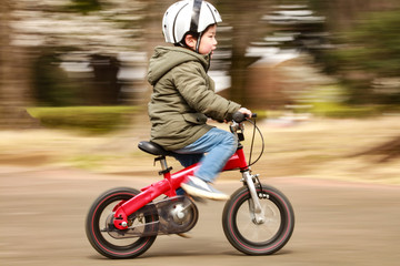 自転車に乗る男の子　流し撮り