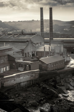 Paisaje industrial de una f&aacute;brica y su entorno gris y sucio