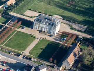 vue aérienne du château de Guiry-en-Vexin dans le Val d'Oise en France