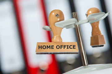 home office steht auf einem Holzstempel im Büro