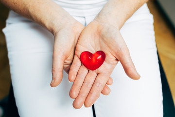 Rotes Herz liegt in der Hand