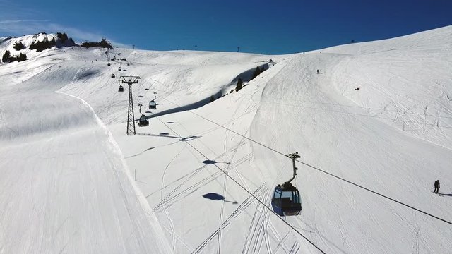 Blick auf ein Skilift am Betelberg, Schweiz