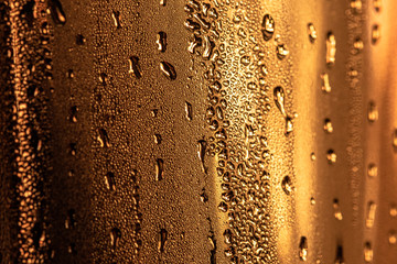 gotas de agua sobre metal