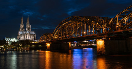 Fototapeta premium Blue hour Hohenzollern bridge and cathedral 2