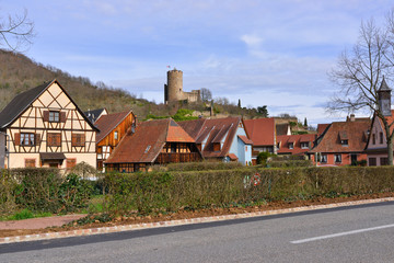 Fototapeta na wymiar Kaysersberg (68240) et son château depuis le 8 rue du 18 Décembre, département du Haut-Rhin en région Grand-Est, France