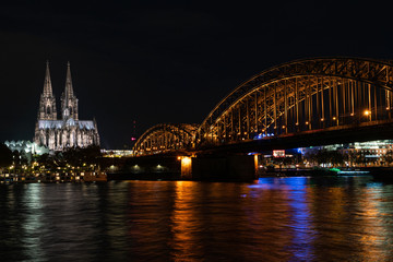 Fototapeta premium Blue hour Hohenzollern bridge and cathedral 3