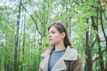 Naklejka premium Young pretty girl portrait in spring park