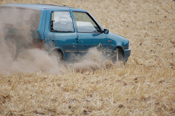 Auto auf dem Feld