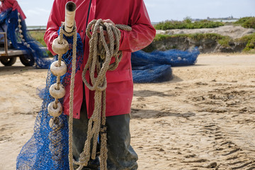 Fototapeta na wymiar Pescadores manipulando red de pesca para pescar en rio