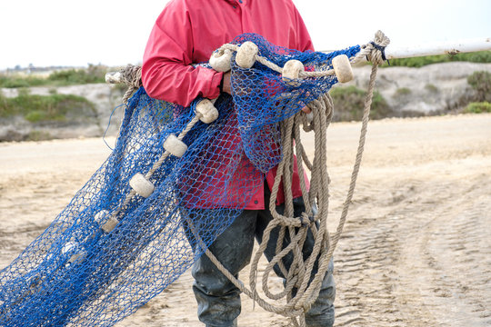 Pescadores manipulando red de pesca para pescar en rio