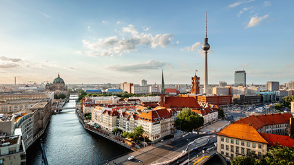 De horizonpanorama van Berlijn met TV-toren en de rivier de Spree bij zonsondergang, Duitsland
