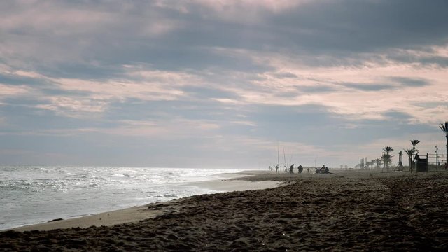 Playa del Prat en Barcelona un d&iacute;a de invierno, con algunos pescadores