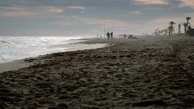 Playa del Prat en Barcelona un d&iacute;a de invierno, con algunos pescadores