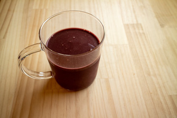ガラスのマグカップのアサイードリンク a glass cup of açaí drink  1