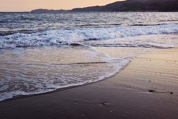 夕暮れ時の砂浜と半島