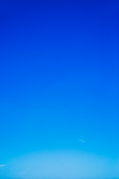 雲一つない青空。背景用素材
