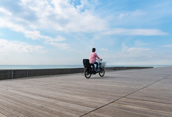 Fototapeta premium 自転車に乗る女性