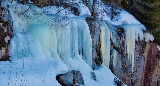 Mur de glace sur une paroi rocheuse dans une for&ecirc;t au Qu&eacute;bec, Canada