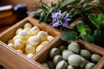 ナチュラルなハーブのサプリメント　オーガニックサプリのイメージ