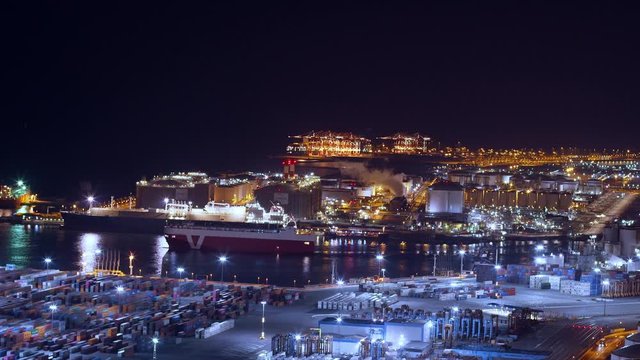 Puerto industrial de Barcelona por la noche con trafico mar&iacute;timo