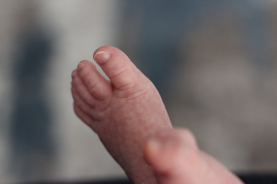 Little newborn baby girl foots