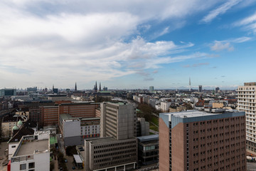 Blick auf die Innenstadt von Hamburg mit Kirchtürmen, Fernsehturm elbphilhartmonie usw