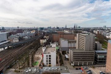 Obraz premium Blick auf die Innenstadt von Hamburg mit Kirchtürmen, Fernsehturm elbphilhartmonie usw