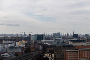 Blick auf die Innenstadt von Hamburg mit Kirchtürmen, Fernsehturm elbphilhartmonie usw