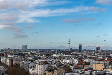 Blick auf die Innenstadt von Hamburg mit Kirchtürmen, Fernsehturm elbphilhartmonie usw