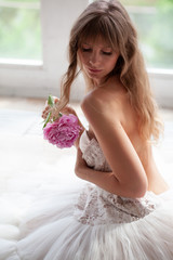Beautiful morning of the bride with flower in her hand. Photo whit no retouch