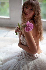 Beautiful morning of the bride with flower in her hand. Photo whit no retouch