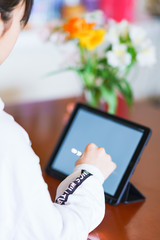 web学習　5G　自宅学習　タブレット　小学生　中学生　遠隔授業　ペンタブ　リビング　人物　日本人