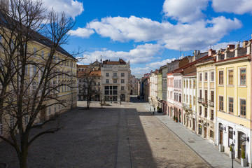 Obraz premium Puste ulice Lwowa podczas kwarantanny COVID-19. Widok z drona na rynek we Lwowie
