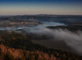 Nebellandschaft im Nationalpark Sächsische Schweiz mit Blick auf die Bastei und Weißig