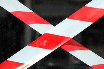 Rot-weisses Absperrband, an einem Schaufenster, Cafe wegen Coronavirus geschlossen, Deutschland, Europa