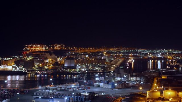 Zona industrial en puerto de barcelona, contenedores y trafico mar&iacute;timo por la noche