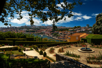 Fototapeta na wymiar O Palácio de Cristal com os seus lindos jardins são um aprazível espaço verde localizado na cidade do Porto, Portugal. 