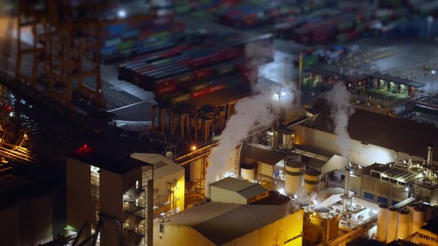 Zona industrial en puerto de barcelona, contenedores y trafico mar&iacute;timo por la noche