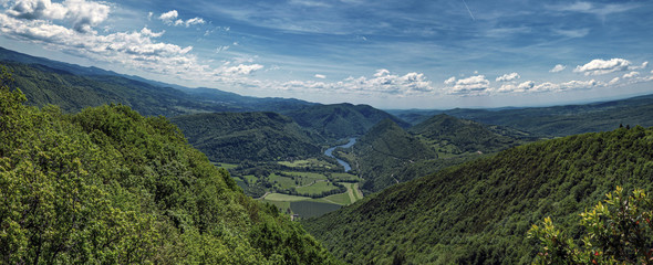 Les gorges de la rivi&egrave;re d'Ain, vue du pic d'Oliferne