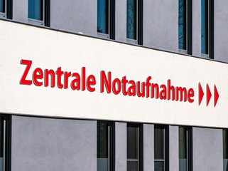 Schild Zentrale Notaufnahme im Krankenhaus 