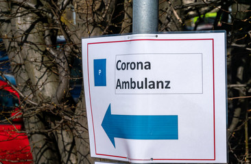 Schild Corona Ambulanz im Krankenhaus