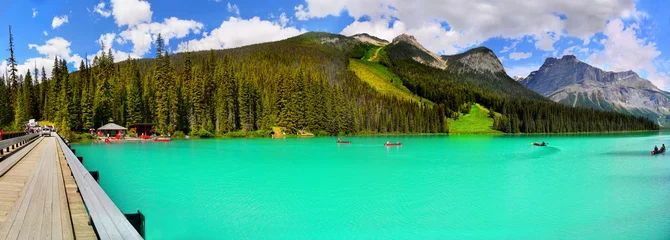 Zelfklevend Fotobehang Emerald Lake en bergen in British Columbia National Park, Canada Scenic landschap panorama, © Helena Bilkova