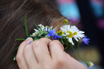 Naklejka premium weaving a wreath of wild flowers
