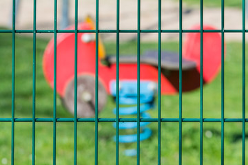 Geschlossener Spielplatz mit Spielgerät
