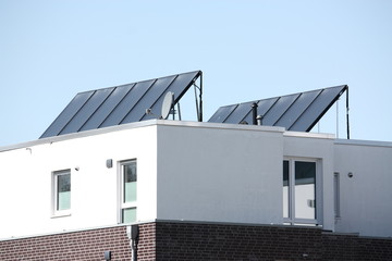 Photovoltaikanlage auf dem Flachdach, mit Aufständerung