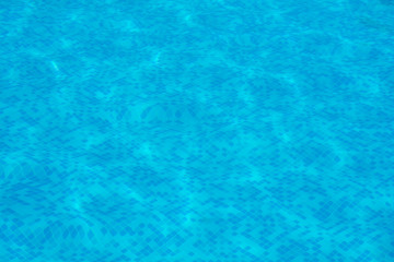 piscina de natación con agua y sin personas